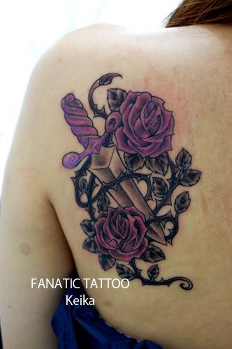 女性,背中,薔薇,ナイフタトゥー/刺青デザイン画像