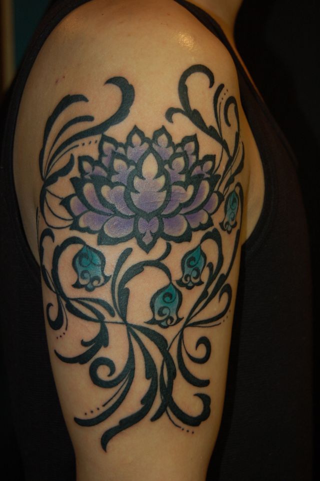 腕,肩,二の腕,男性,肩腕,トライバル,蓮,花,植物,トライバルタトゥー,カラータトゥー/刺青デザイン画像