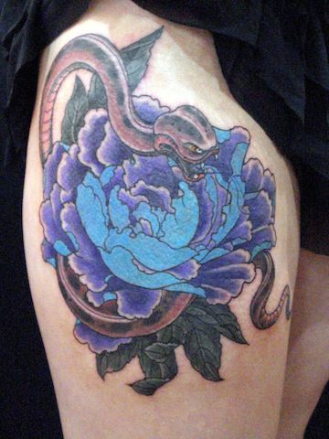 足,女性,太もも,大蛇,蛇,花,カラータトゥー/刺青デザイン画像
