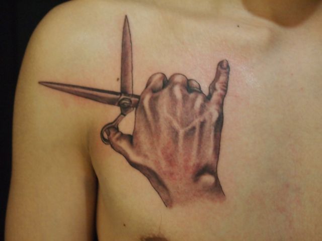 胸,男性,ハンド,ハサミ,ブラック＆グレイ,ブラック＆グレータトゥー/刺青デザイン画像
