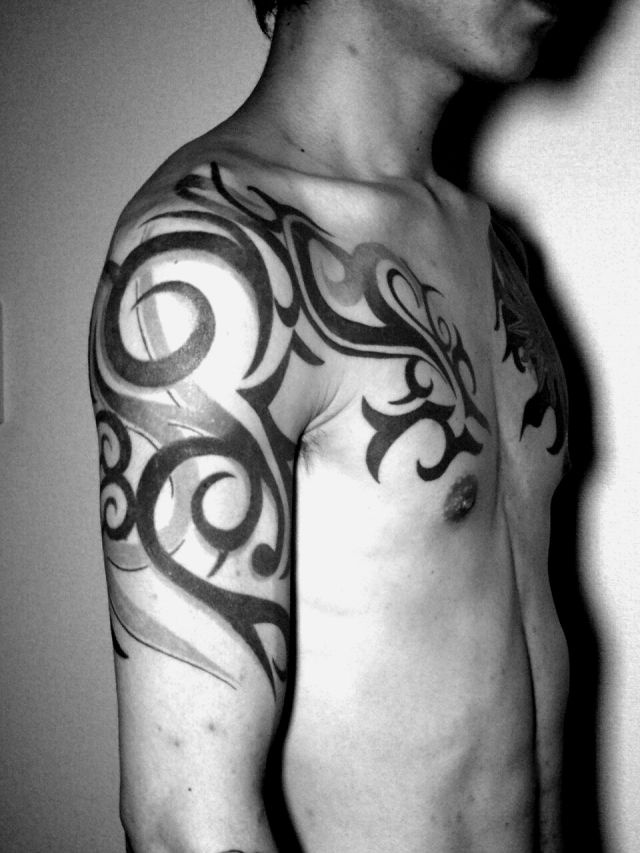腕,肩,胸,男性,トライバル,トライバルタトゥー,ブラック＆グレータトゥー/刺青デザイン画像
