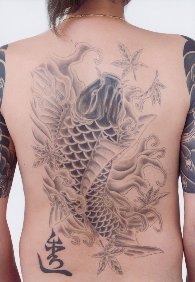 背中,鯉,抜きタトゥー/刺青デザイン画像