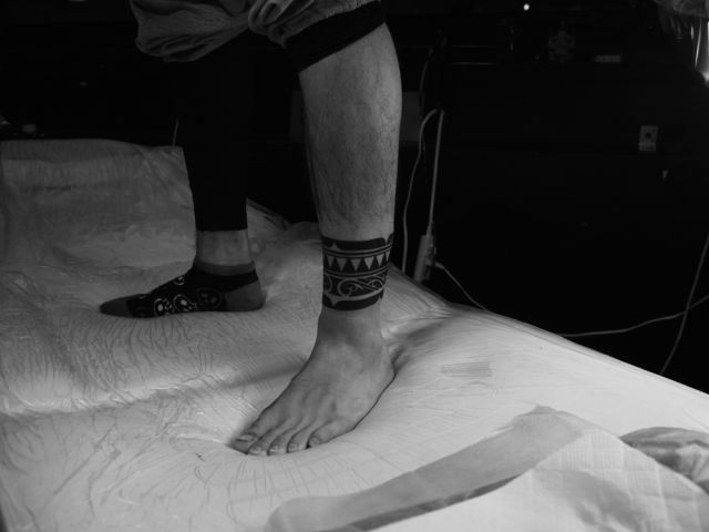 足首,トライバル,ブラック＆グレイ,ブラック＆グレータトゥー/刺青デザイン画像