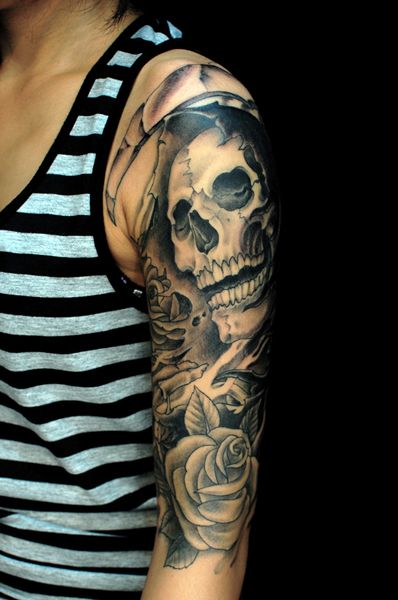 腕,スカル,薔薇,ブラック＆グレー,花タトゥー/刺青デザイン画像