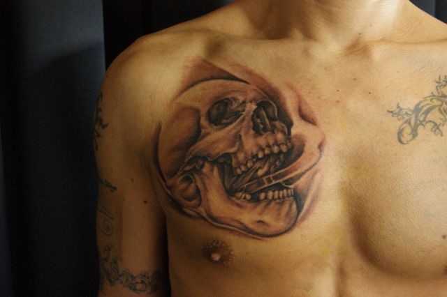 胸,男性,骸骨,スカル,ドクロ,ブラック＆グレイ,ブラック＆グレータトゥー/刺青デザイン画像