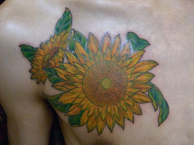 胸,フラワー,花,ひまわり,カラータトゥー/刺青デザイン画像