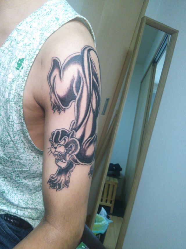 腕,二の腕,豹,黒豹,ブラック＆グレイタトゥー/刺青デザイン画像