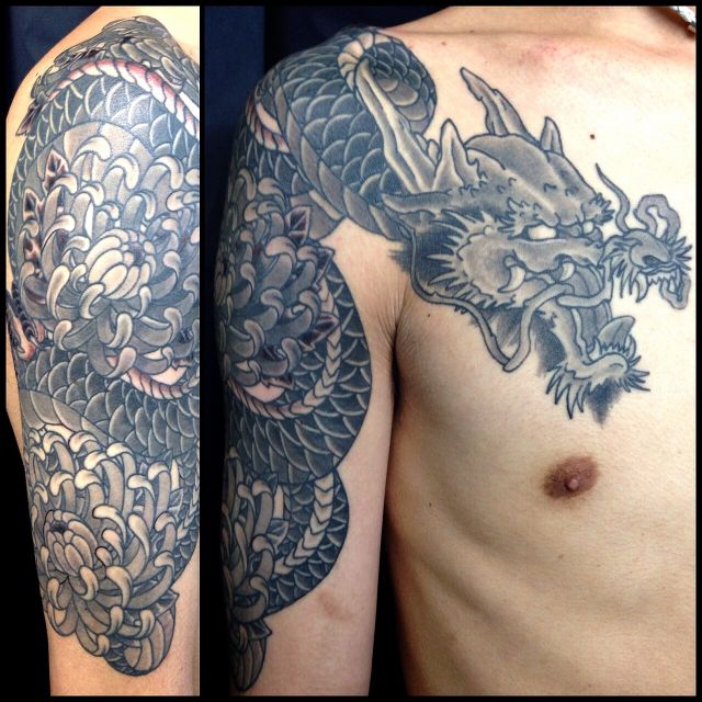 腕,龍,菊,ブラック＆グレー,胸タトゥー/刺青デザイン画像