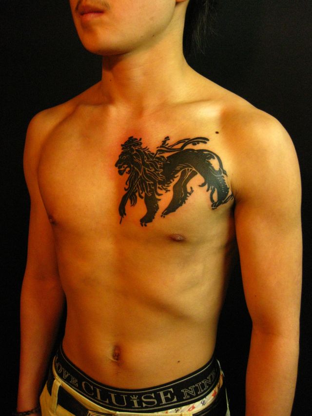 胸,ライオン,ブラック＆グレータトゥー/刺青デザイン画像