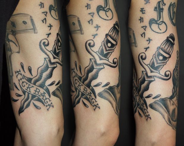 二の腕,男性,文字,ナイフ,剣,レタリング,オールドスクール,ブラック＆グレイタトゥー/刺青デザイン画像