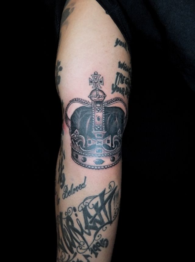 腕,文字,クラウン,王冠,ブラック＆グレータトゥー/刺青デザイン画像