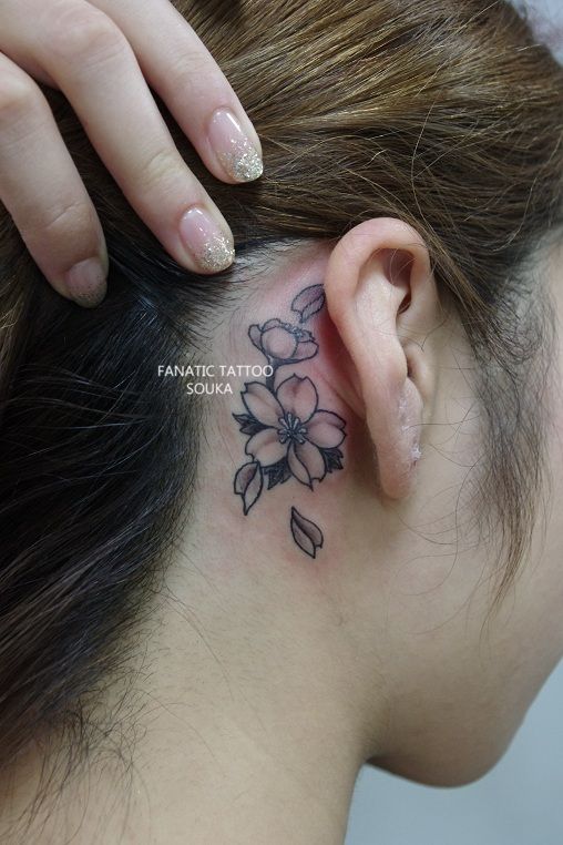 耳,女性,桜,ブラック＆グレイ,ブラック＆グレータトゥー/刺青デザイン画像