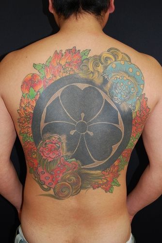 背中,抜き,家紋,牡丹,人物タトゥー/刺青デザイン画像