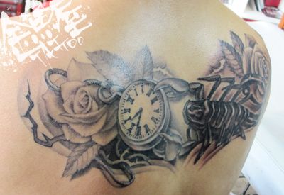 背中,肩,薔薇,時計,蠍,ブラック＆グレイタトゥー/刺青デザイン画像