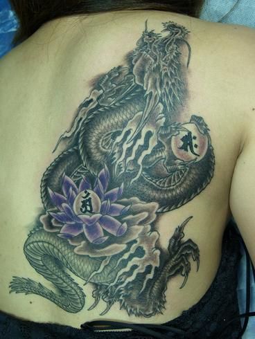 女性,背中,龍,蓮,梵字,花タトゥー/刺青デザイン画像