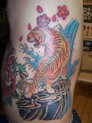 脇,虎,桜,動物タトゥー/刺青デザイン画像