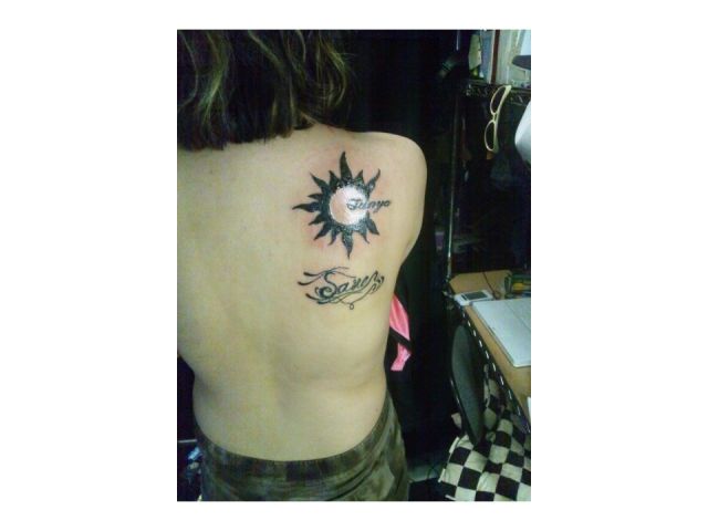 背中,太陽,文字,レタータトゥー/刺青デザイン画像