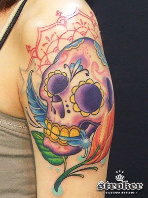 スカル,文字,腕,女性タトゥー/刺青デザイン画像