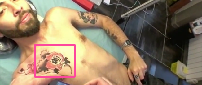 QRコードの刺青（タトゥー）を入れた男性の画像 